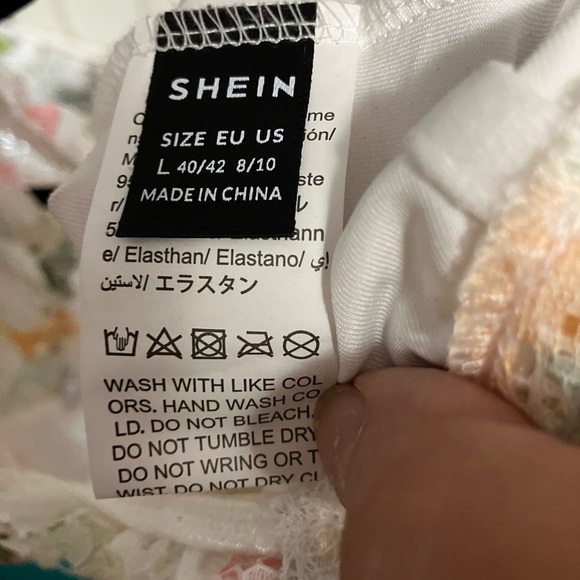 Sweet pastel flowers on a white, puffed sleeve crop top. - Picture 2 of 3